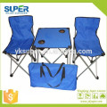 Mesa plegable y sillas de camping con reposapiés